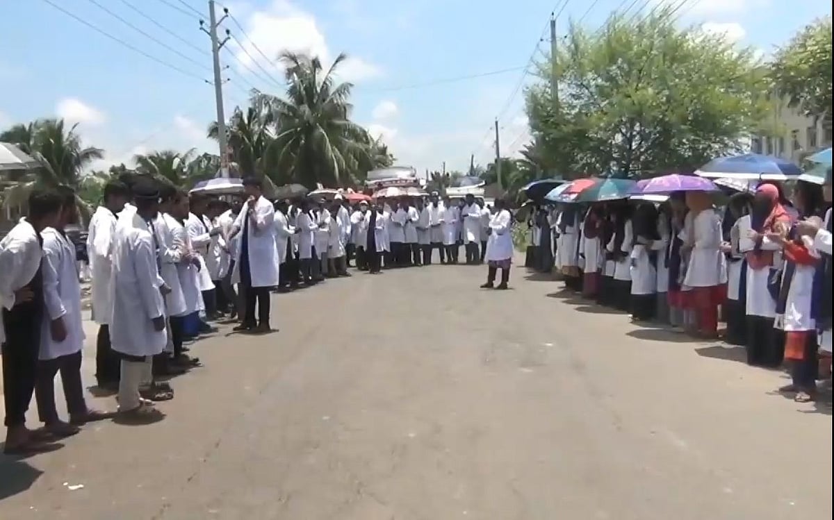 আত্মহত্যায় প্ররোচনার অভিযোগ তুলে বিচারের দাবিতে সাতক্ষীরা-কালীগঞ্জ সড়ক অবরোধ করে শিক্ষার্থীদের মানববন্ধন। রোববার সাতক্ষীরা মেডিকেল কলেজের সামনে